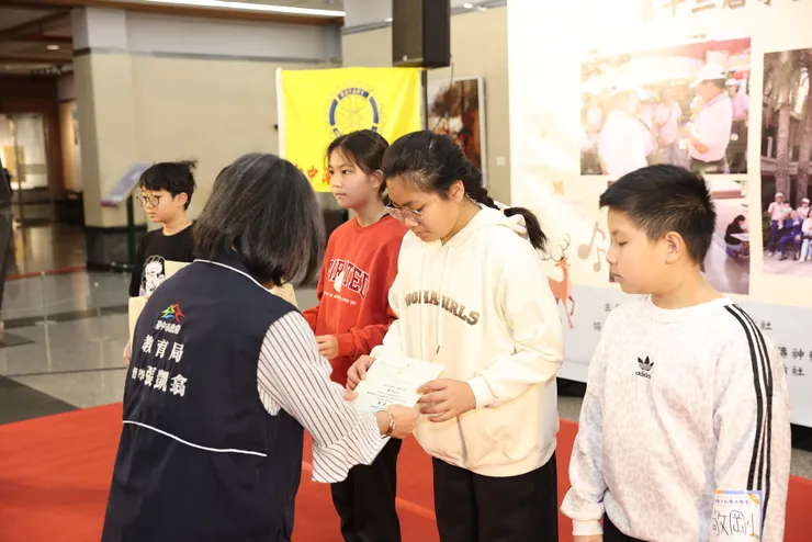 台中市政府教育局張凱翕駐區督學為學童頒獎