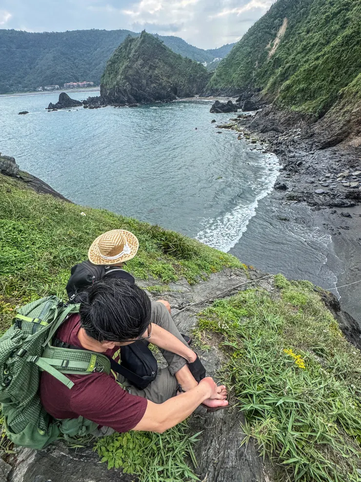 拉繩陡上後坐在懸崖邊，望向來時路，那個陡度像這樣！
