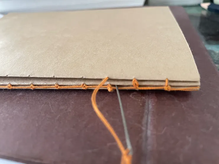 線要從第二台與第一台對齊時中間縫隙的右邊方向穿進去。