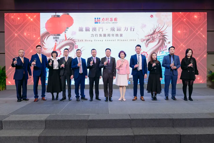 力行集團一眾主要負責人主持祝酒儀式