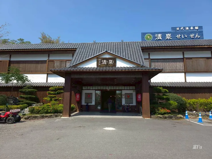 旅館外觀木造風格、瓦片屋頂、 整體符合名稱，走一個日式風格。