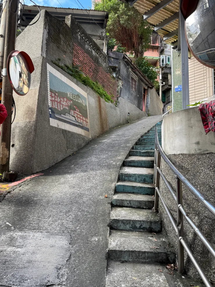 一邊是人走的，一邊是車走的