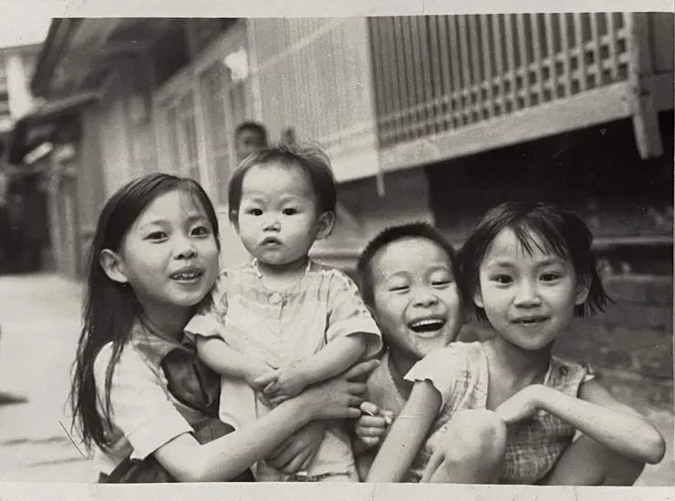 與弟妹在一起的時光雖口角難免，但總是充滿歡樂。弟妹身後的木桁窗，即為文中提到的客廳外窗。