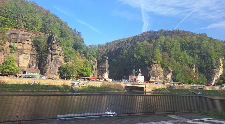 火車駛入捷克境內..易北河.沿途景觀不一樣了