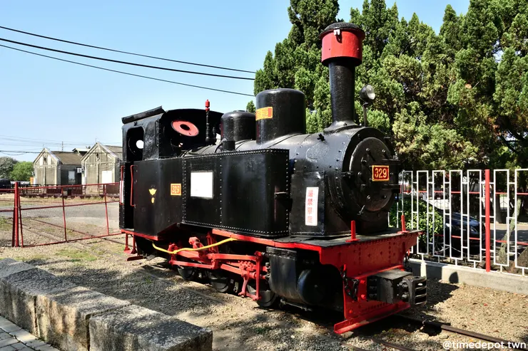 糖廠前展示日本車輛製的329號蒸汽機車