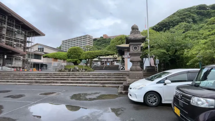停車場在神社正前方，地面是碎石路面，下雨過後會積水，要注意安全。