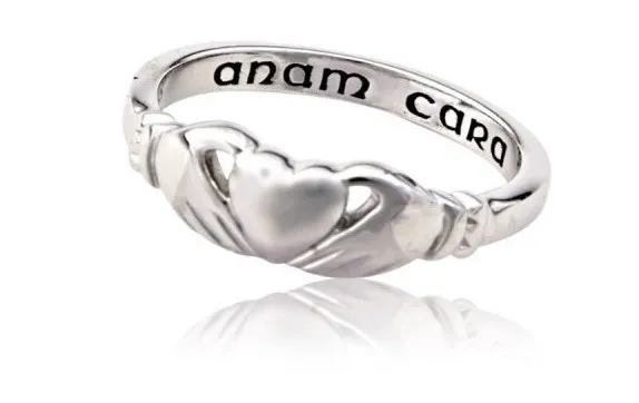 刻在芬尼亞戒指內的 "anam cara" 是愛爾蘭語，意旨「 靈魂之友」 ( 圖片來源：The Irish Jewelry Company )