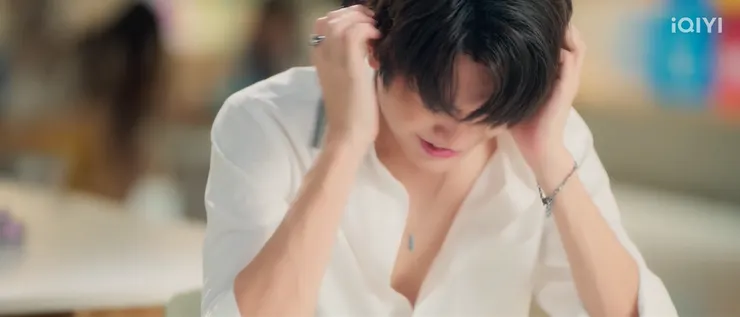 努力寫道歉信的Hia，雖然他很焦躁，但覺得好可愛😍😍😍