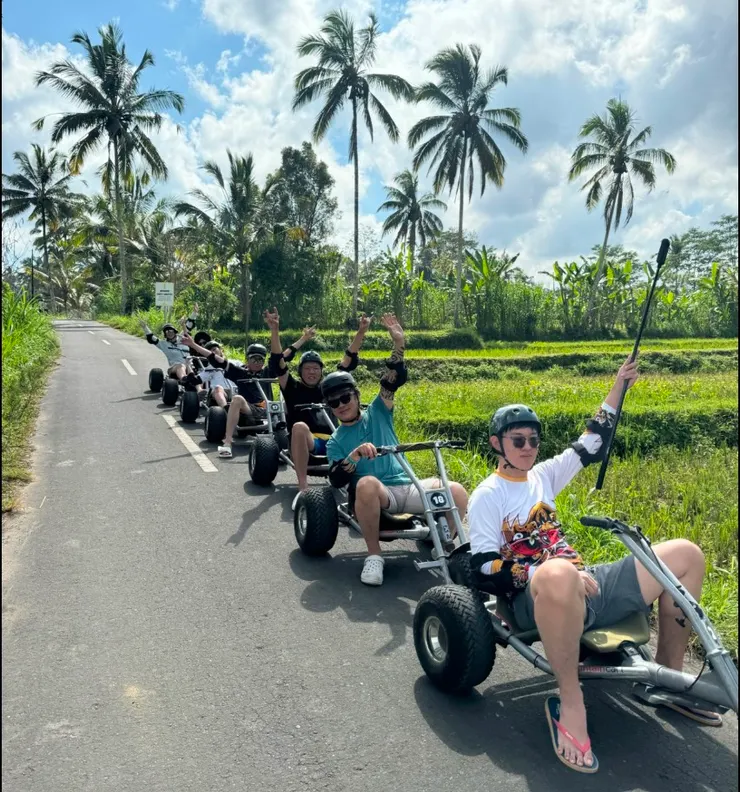 試駕成功來到第一個checkpoint，工作人員會幫每個人拍照