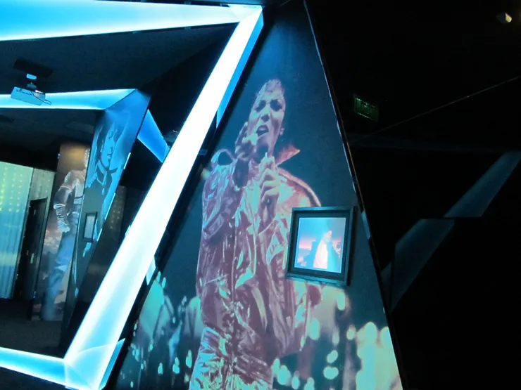 時光隧道內就是很多不同形狀大小的切面，貼著MJ各式各樣的照片。