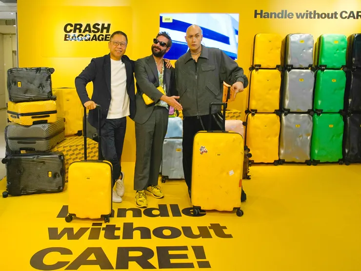 圖說：由左至右，恆隆行董事長陳政鴻與CRASH BAGGAGE創辦人Francesco Pavia、品牌大使黃宣，共同出席11/8發表會。（資料來源：CRASH BAGGAGE）