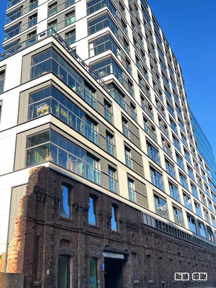 和現代建築合而為一的猶太區牆面