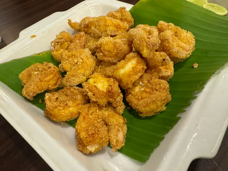 細粉包裹的油炸蝦仁