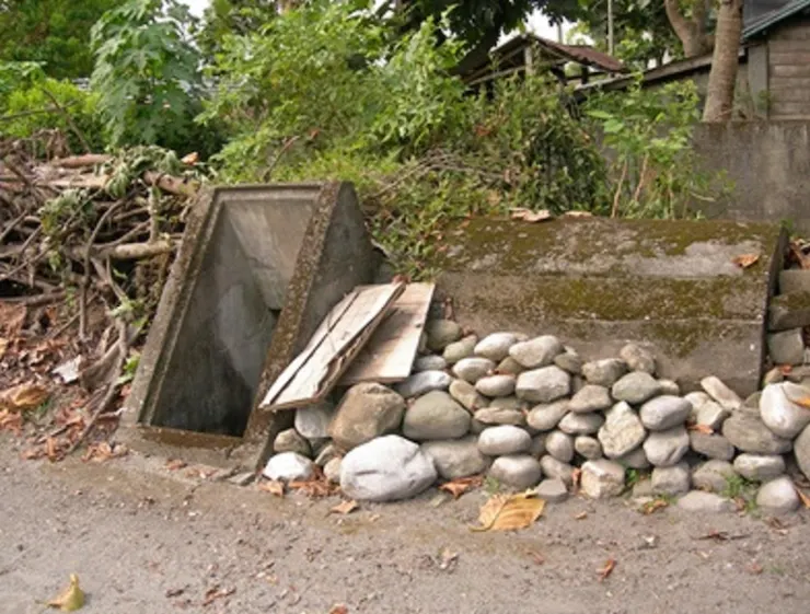 1944 年起,美軍開始轟炸臺灣的軍事要點,緊鄰豐田地區的壽豐糖廠、溪口發電廠也成為目標。為躲避空襲,豐田村居民多會於自家庭院附近興建家庭式的防空洞。不過據村民表示,目前尚保存的部分防空洞,有些是於 1958 年時為躲颱風而興建(Source: 花蓮縣文化局 / 政府資料開放授權 / 發佈於《國家文化記憶庫》)