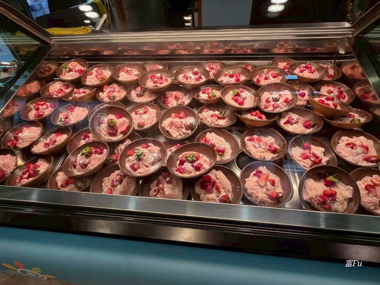 這次的草莓季活動,整間店隨處可見的草莓系列甜點,建議可以先到甜點區留意限定甜點的取餐時間。