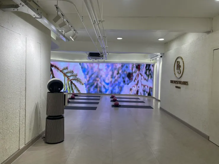 墊子、瑜伽環、泡沫軸的皮拉提斯