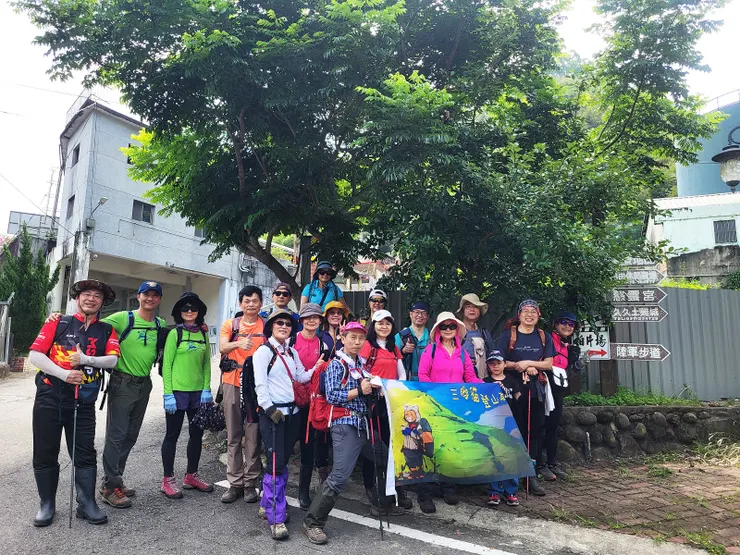 ▲9:30由廟旁的陸軍步道起登（早期附近的陸軍步兵訓練常走這條山路，以訓練士兵的體能，因此村民又稱為陸軍步道）。