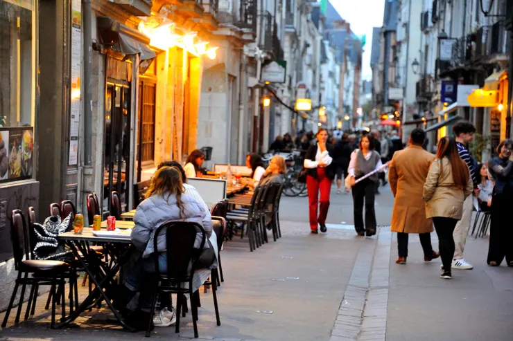 【石板路商家燈火與人面相映暖,不留戀自炊也很好返家八點半!離開大教堂20:00出頭,經過老城區慢慢走去停車處,順便補充些食材回家自炊。】