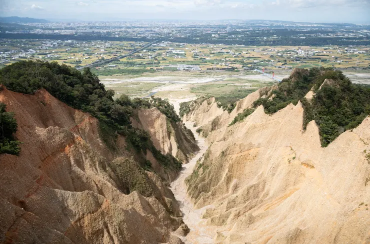 火炎山名景，大峽谷險惡獨特、舉目眺望台中市區的壯闊景色。