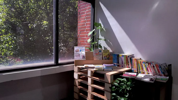 新北市立圖書館板橋江子翠分館-圖書館一隅(圖源：自己)