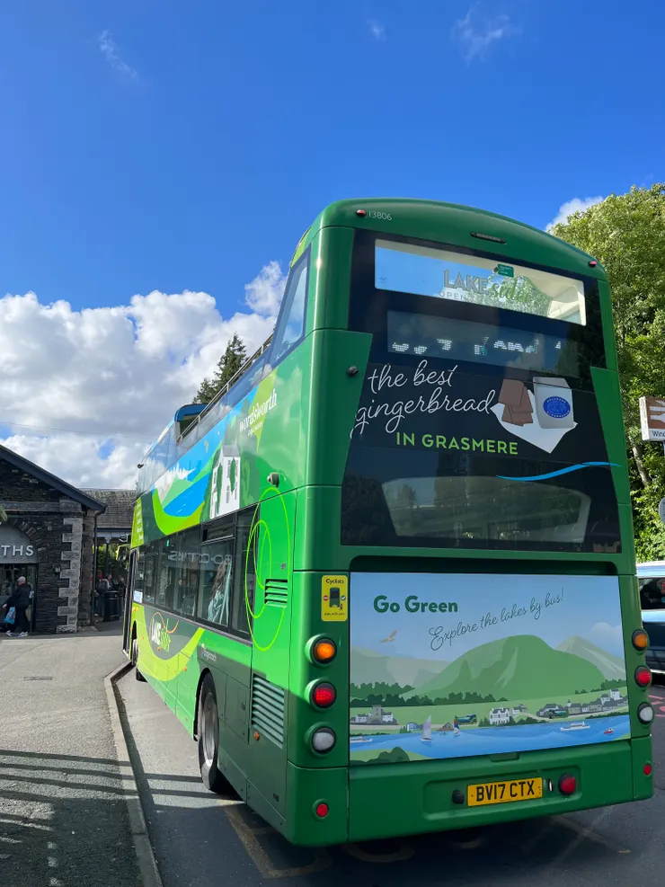 湖區的雙層大公車，