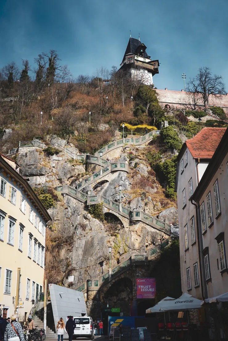 登頂的階梯底下，也是搭乘透明電梯的入口