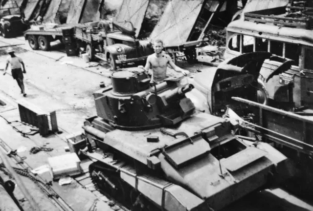 碼頭上的一輛來自英國陸軍第 3 驃騎兵輕型戰車中隊的 MkV1B 輕型戰車，執行保衛港口任務，掩護蘇門答臘南端軍隊和平民的撤離（1942年2月17日）