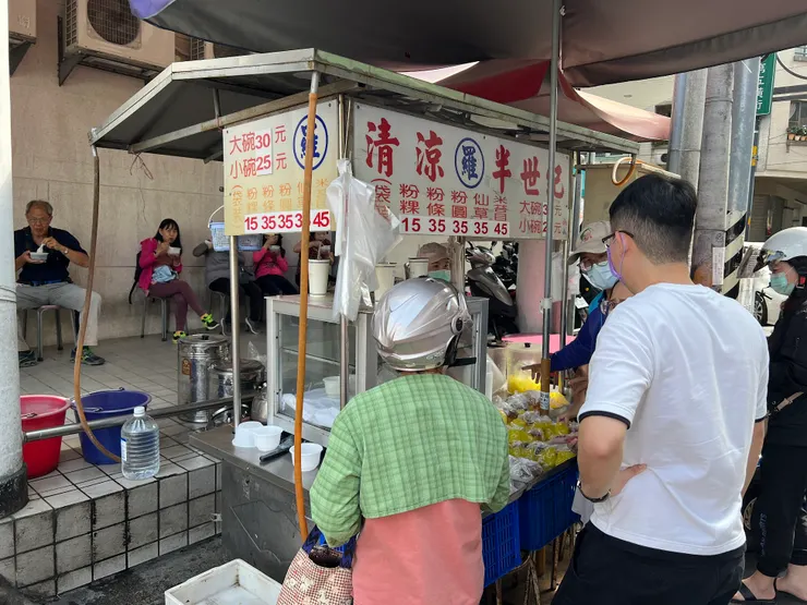 人潮洶湧的羅記50年粉圓冰