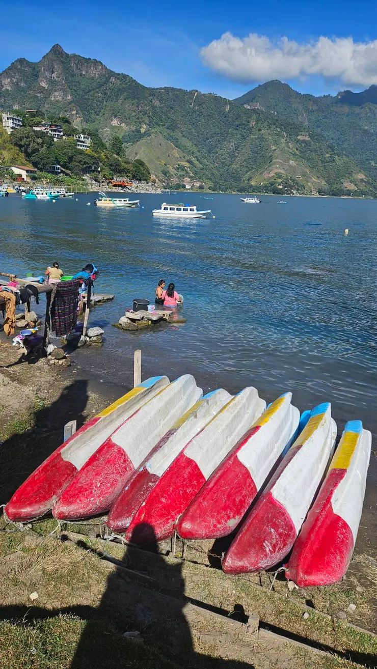 獨木舟看起來超級陽春的...但湖面很平靜, 很安全