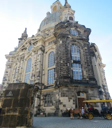 德勒斯登聖母教堂,教堂的立面舊石散在新石間。