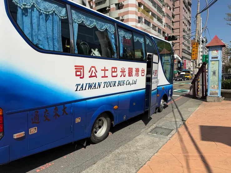 巴士陸續從北.桃.南區移動到潭子集合