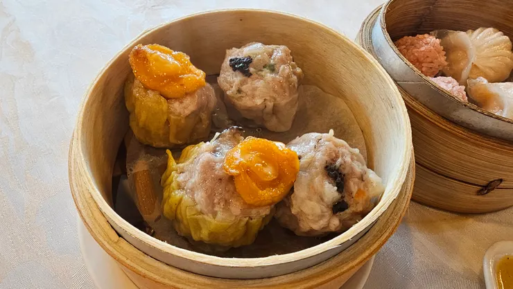 燒賣上有鮑魚耶!好吃又好看!