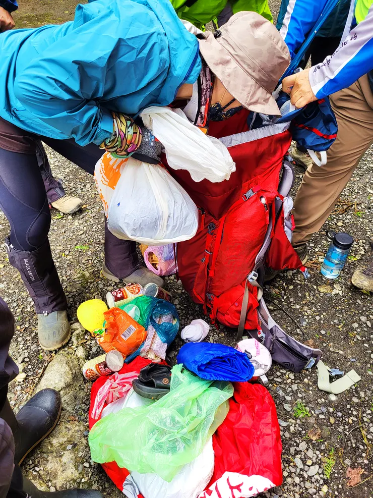隊友打包不確實，一姐看不下去，全部翻出來，重新打包（重裝行程打包關係到負重的舒適度，不可輕乎）