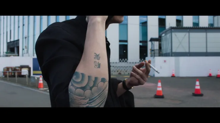 電影版的刺青歪歪斜斜，飾演狂兒的綾野先生認為是自主的選擇，有影迷認為跟聰實的筆跡近似