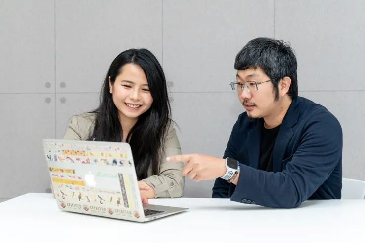 大管仲陳嘉璇與共同創辦人李建勳(右)都是數位策略規劃高手。