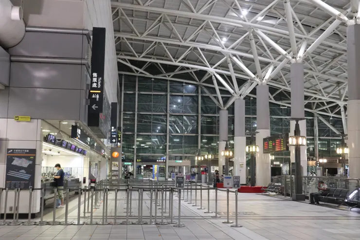 僅有一人在購票的人工售票處