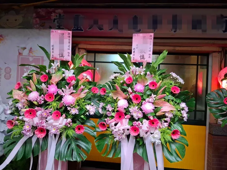 心情故事花房教您如何購買羅馬柱  台南買花柱  不同場合不同商品  有開幕花柱 告別式花柱 追思花柱 等等