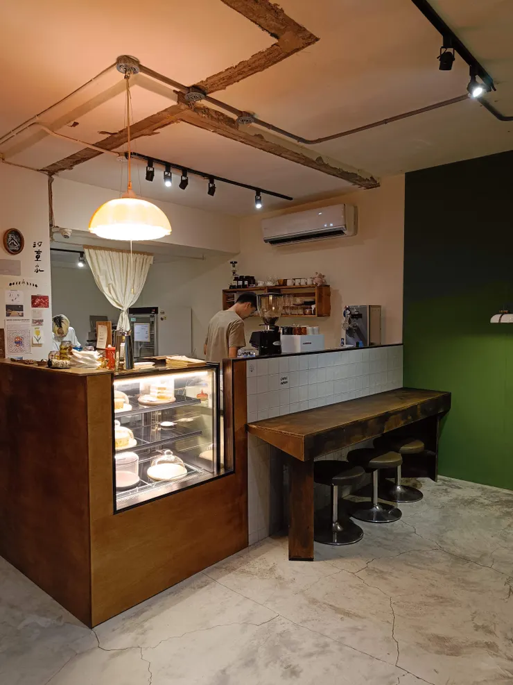 點餐櫃台前也有一排座位