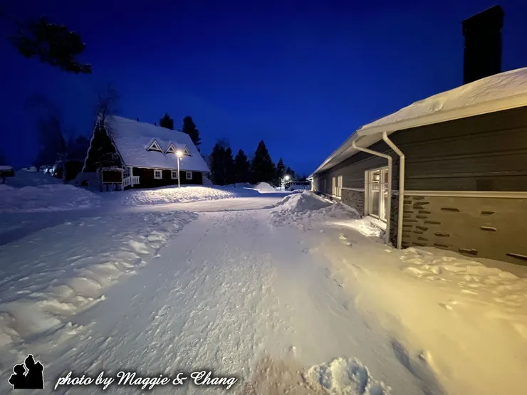 旅途漫長,但景色讓人無法閉眼。我悄悄拉開車窗簾,晨光尚未露面,整個世界仿佛還在夢裡。