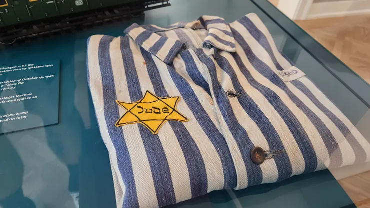 集中營的囚衣,上面還是可以看到血跡還有黃色的大衛之星胸章。