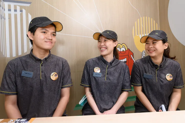 土城金城二餐廳的「小小聯合國成員」為顧客提供國際化的貼心服務。(圖/業者提供)