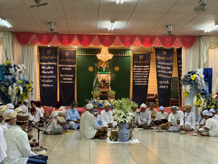 教眾圍坐,誦念經文。筆者攝於2025/08