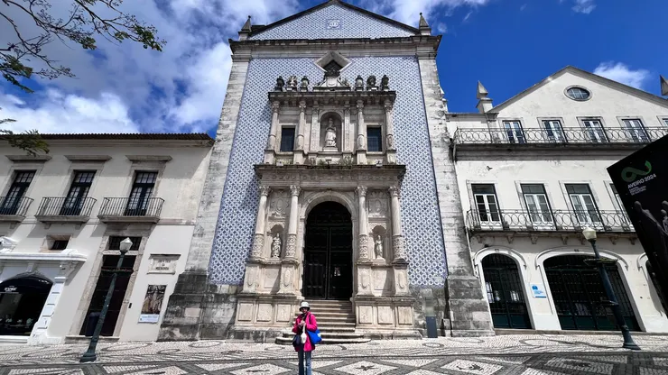 瓷磚外牆的阿維羅慈悲教堂