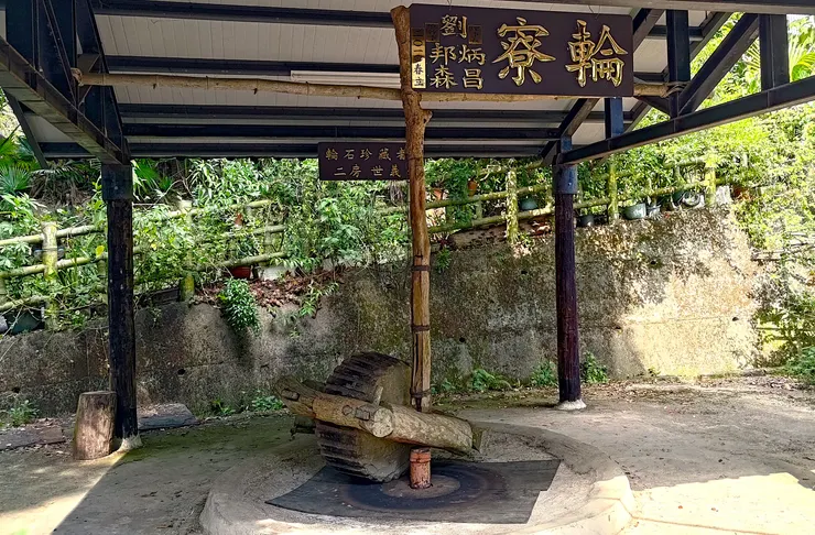 牛隻碾料時所拉的石輪