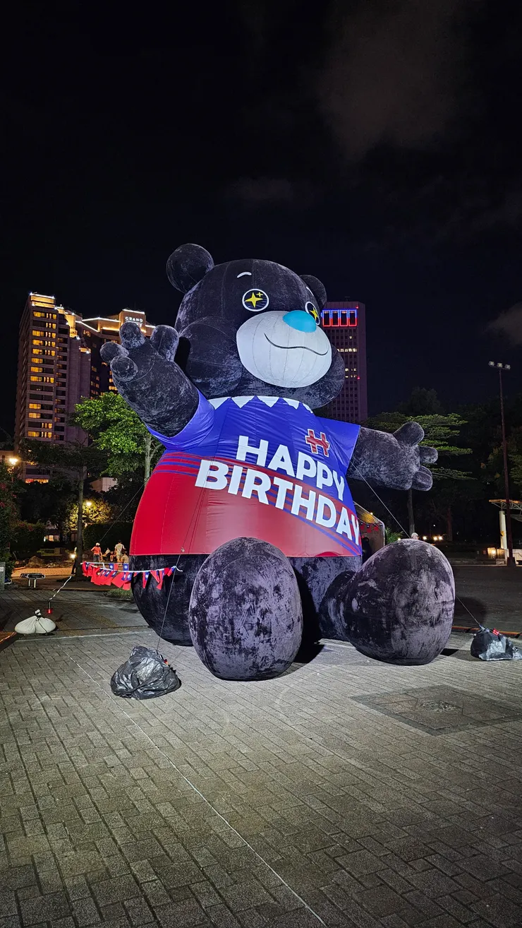 台北市政府對面的熊讚也穿起國旗裝祝中華民國生日快樂!