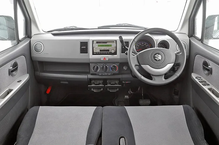 你有發現手套箱下方有一隻紅色圓筒狀物體？ | 天然ガス, CC BY 4.0 <https://creativecommons.org/licenses/by/4.0>, via Wikimedia Commons