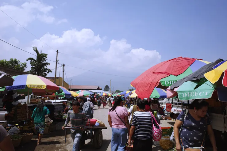中央市場（後面依然是有點害羞的阿瓜火山）