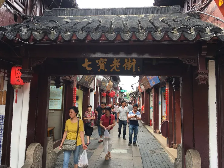 七宝老街一條老街，藏著最真實的上海煙火氣。小吃、河道、古橋並存，走進去像回到過去，也看見生活的溫度與人情味。