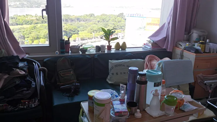 住院用具與窗外河景