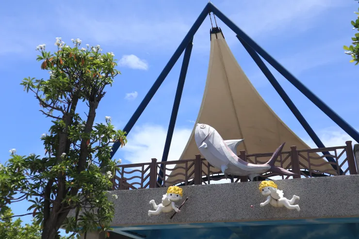 觀景台旁的虱目魚和邱比特裝飾